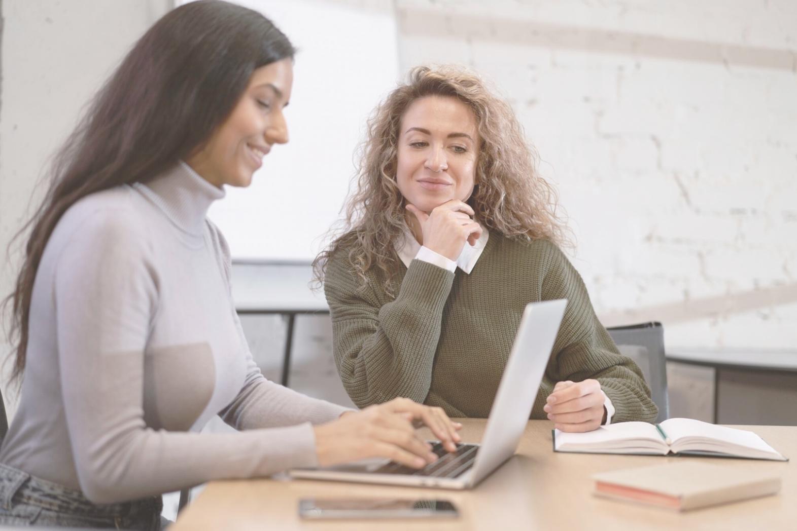 Vue sur ordinateur avec tableaux financiers et graphiques