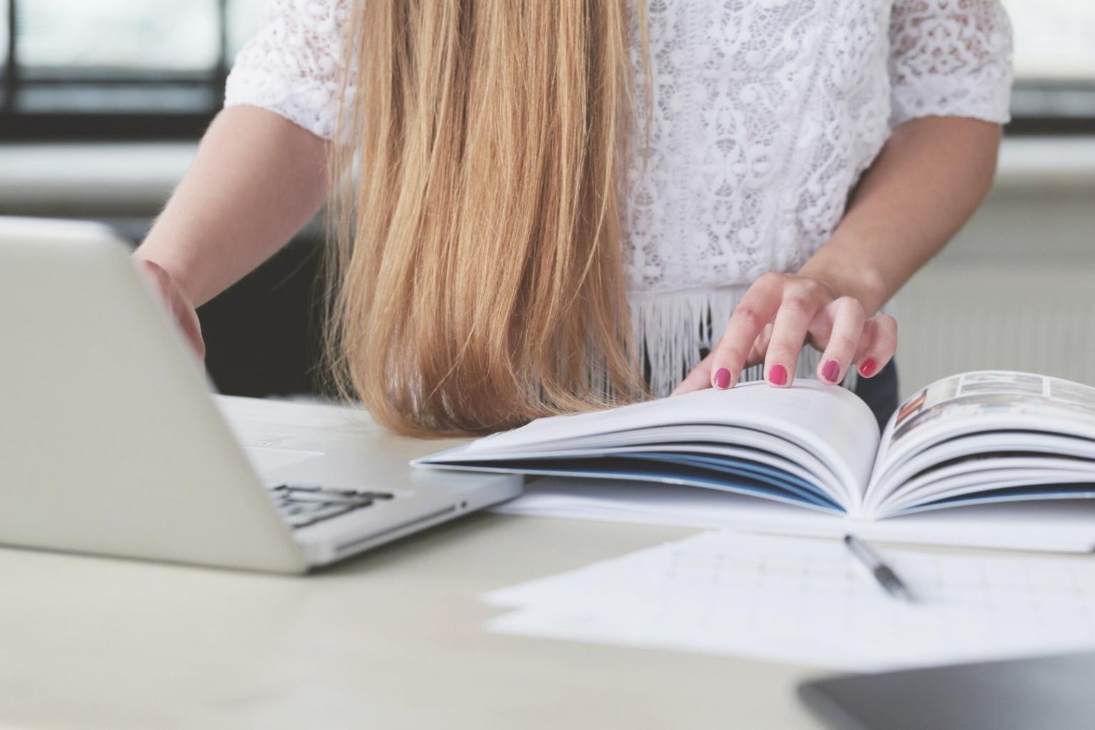 Personne travaillant sur sa planification financière avec des documents et un ordinateur