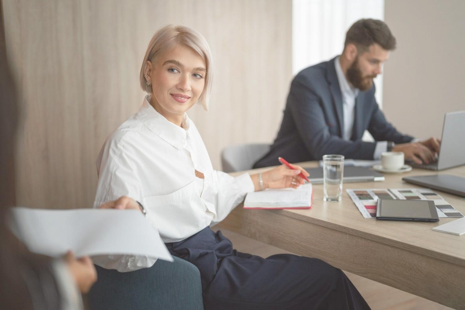 Espace de travail avec documents financiers et ordinateur