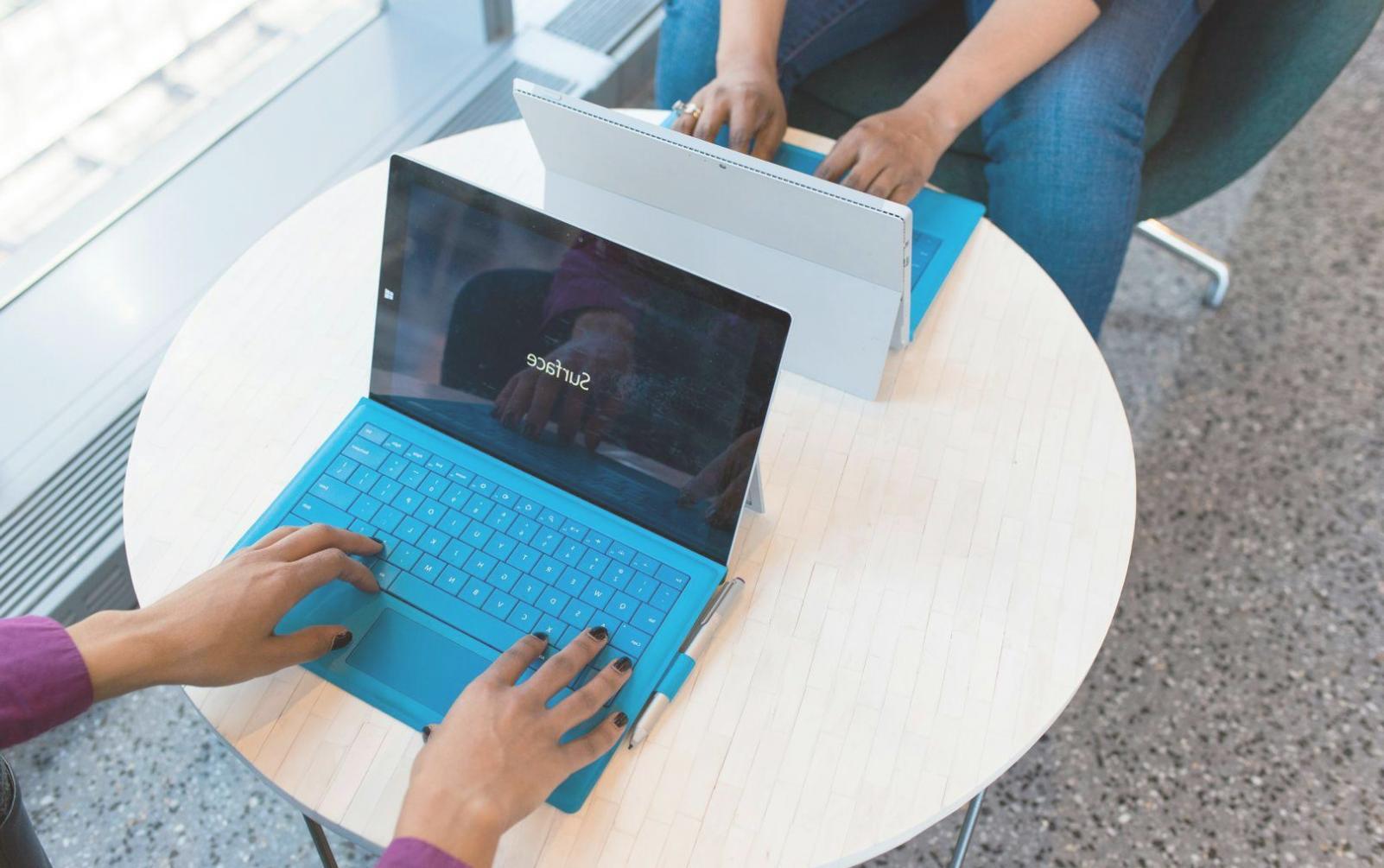 Personne consultant des documents financiers avec une calculatrice